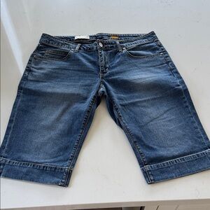 Pilcro Classic Blue Jean Bermuda Shorts
Size: 30 NWOT ✨